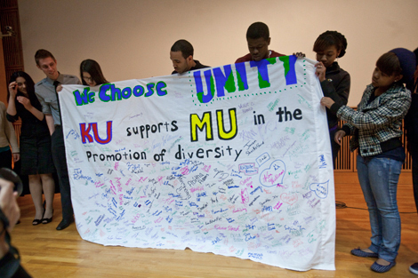 KU students present banner to MU